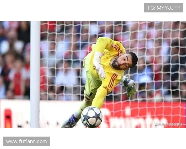 进攻如潮的足球巨星们如何在赛场上撕裂防线创造奇迹