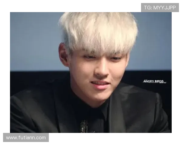 黑人足球明星大胆尝试白发造型引发热议与时尚潮流碰撞