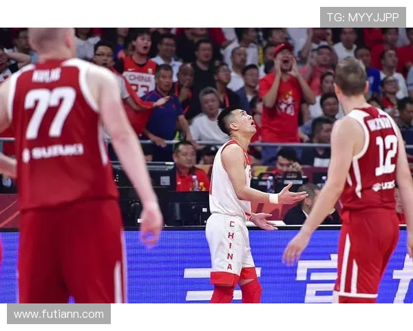 足球巨星幽默调侃男篮球员引发热议笑声不断